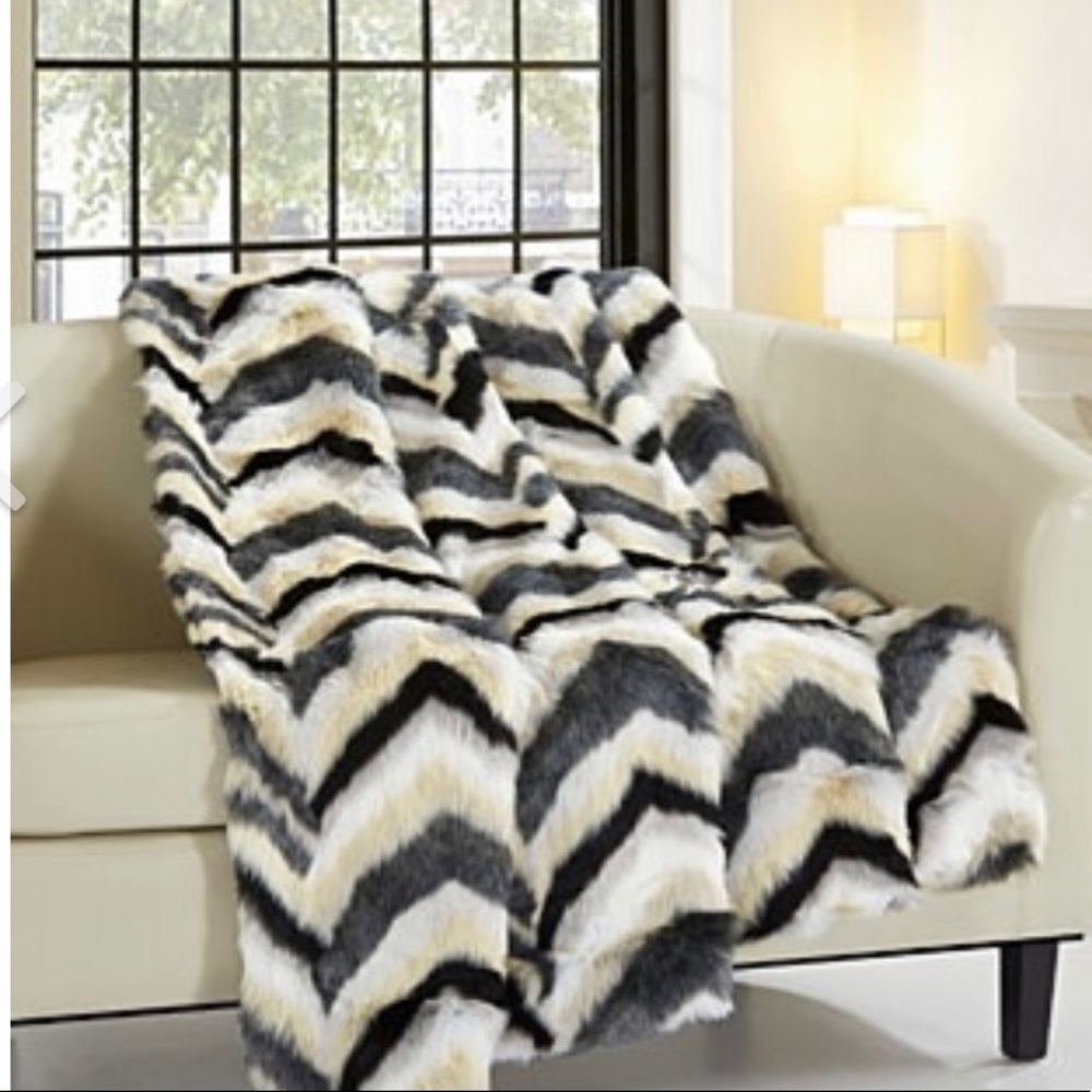 Dot and Bo Janina Throw Blanket Plush Micromink  Striped Chevron Design NWT